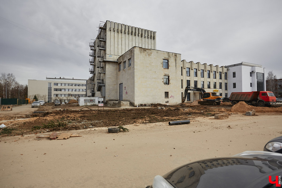 Срубили наши елочки… Нет, это не цитата из известной детской песенки, а слова владимирцев, снова сетующих на вырубку в областном центре здоровых деревьев. На сей раз под колесами экскаваторов канули в небытие три вечнозеленых растения у Art Hall. По словам рабочих, которые трудятся на месте, все ради очередной парковки.