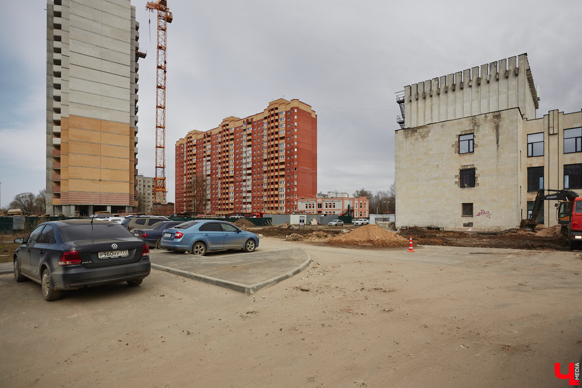 Срубили наши елочки… Нет, это не цитата из известной детской песенки, а слова владимирцев, снова сетующих на вырубку в областном центре здоровых деревьев. На сей раз под колесами экскаваторов канули в небытие три вечнозеленых растения у Art Hall. По словам рабочих, которые трудятся на месте, все ради очередной парковки.