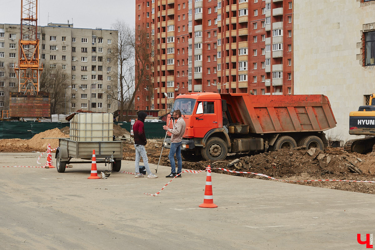 Срубили наши елочки… Нет, это не цитата из известной детской песенки, а слова владимирцев, снова сетующих на вырубку в областном центре здоровых деревьев. На сей раз под колесами экскаваторов канули в небытие три вечнозеленых растения у Art Hall. По словам рабочих, которые трудятся на месте, все ради очередной парковки.