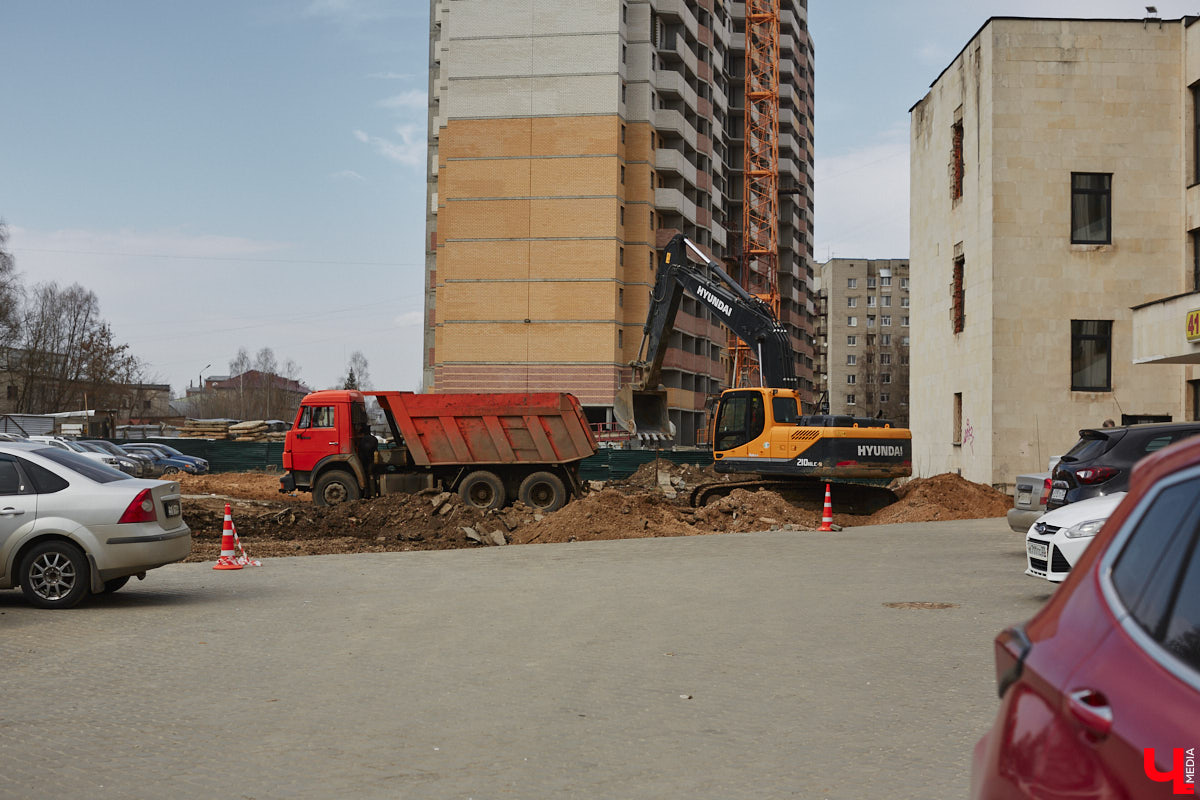 Срубили наши елочки… Нет, это не цитата из известной детской песенки, а слова владимирцев, снова сетующих на вырубку в областном центре здоровых деревьев. На сей раз под колесами экскаваторов канули в небытие три вечнозеленых растения у Art Hall. По словам рабочих, которые трудятся на месте, все ради очередной парковки.