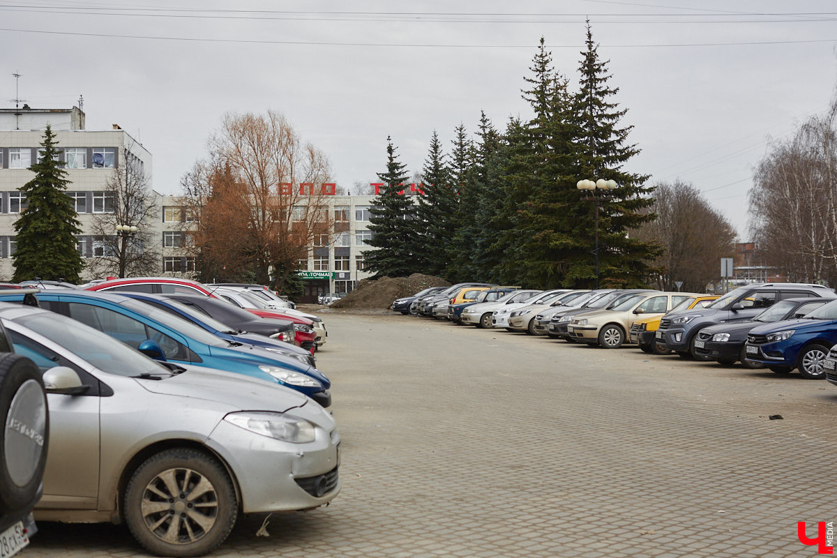 Срубили наши елочки… Нет, это не цитата из известной детской песенки, а слова владимирцев, снова сетующих на вырубку в областном центре здоровых деревьев. На сей раз под колесами экскаваторов канули в небытие три вечнозеленых растения у Art Hall. По словам рабочих, которые трудятся на месте, все ради очередной парковки.