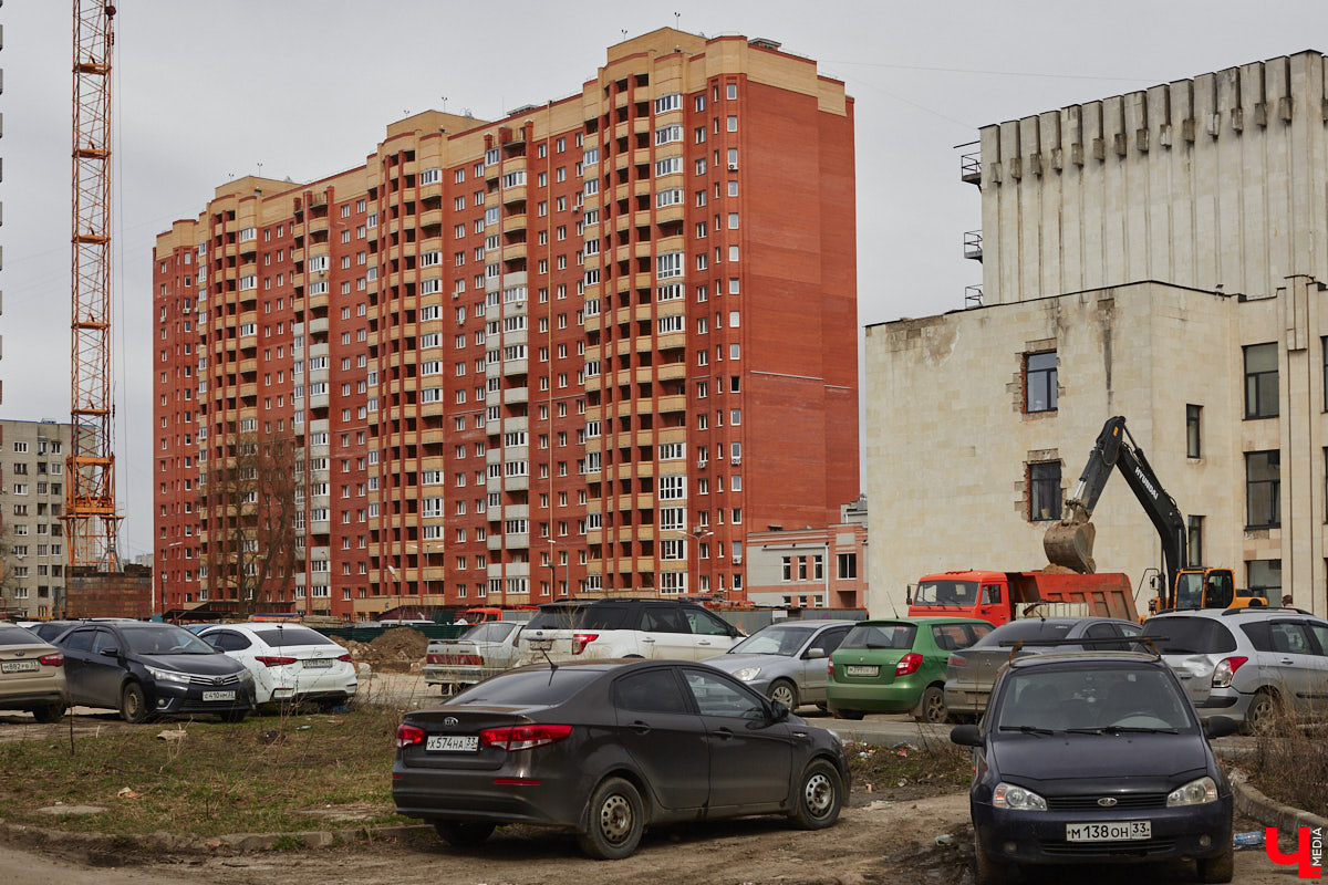 Срубили наши елочки… Нет, это не цитата из известной детской песенки, а слова владимирцев, снова сетующих на вырубку в областном центре здоровых деревьев. На сей раз под колесами экскаваторов канули в небытие три вечнозеленых растения у Art Hall. По словам рабочих, которые трудятся на месте, все ради очередной парковки.