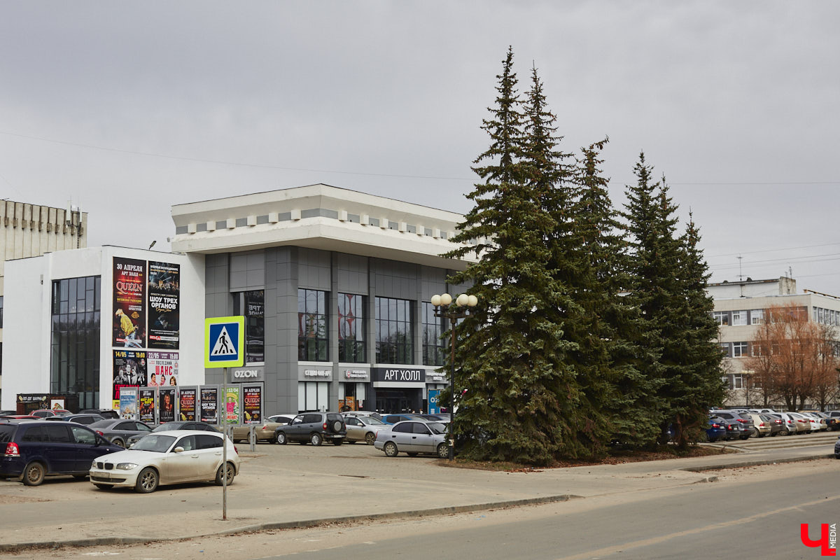 Срубили наши елочки… Нет, это не цитата из известной детской песенки, а слова владимирцев, снова сетующих на вырубку в областном центре здоровых деревьев. На сей раз под колесами экскаваторов канули в небытие три вечнозеленых растения у Art Hall. По словам рабочих, которые трудятся на месте, все ради очередной парковки.