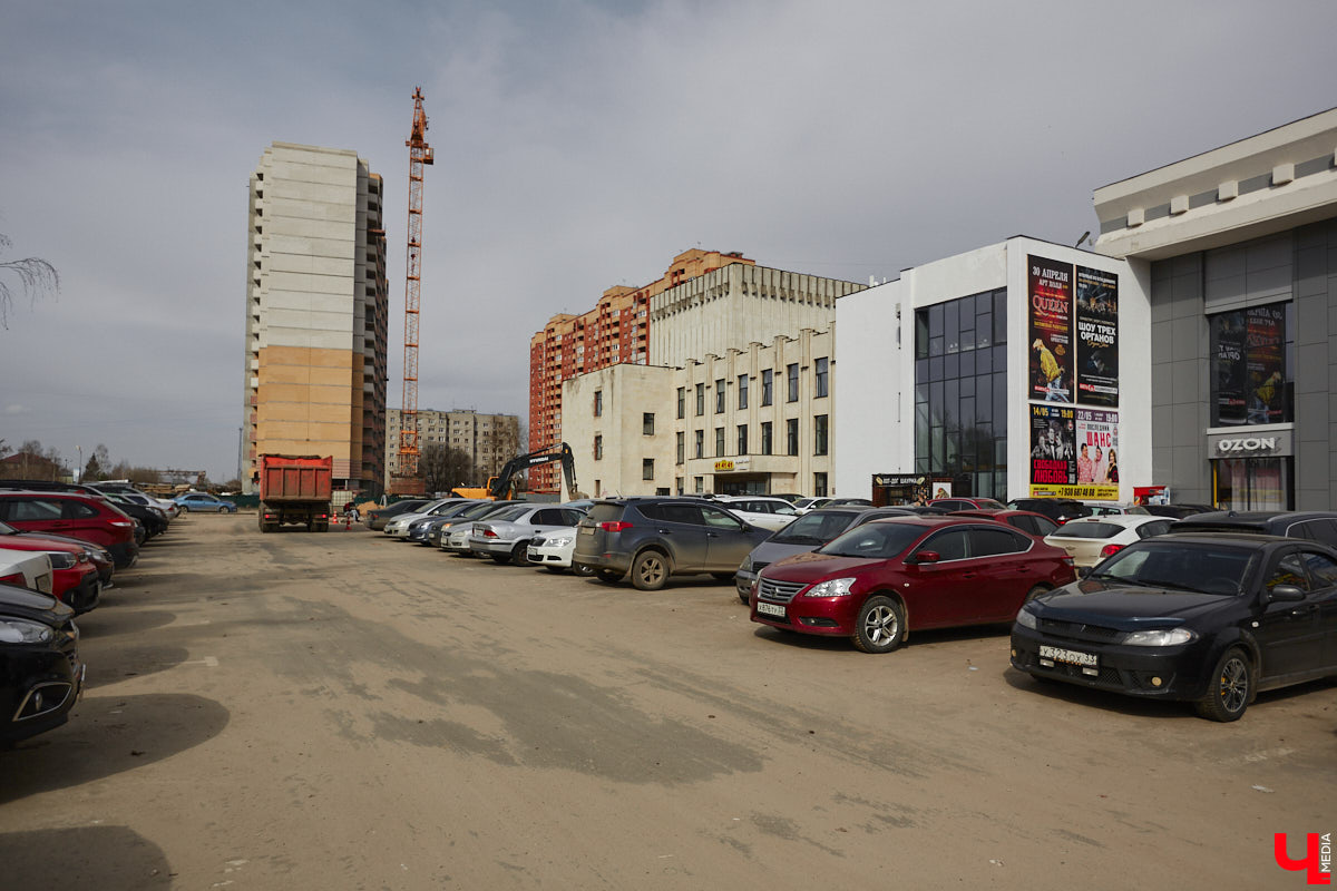 Срубили наши елочки… Нет, это не цитата из известной детской песенки, а слова владимирцев, снова сетующих на вырубку в областном центре здоровых деревьев. На сей раз под колесами экскаваторов канули в небытие три вечнозеленых растения у Art Hall. По словам рабочих, которые трудятся на месте, все ради очередной парковки.