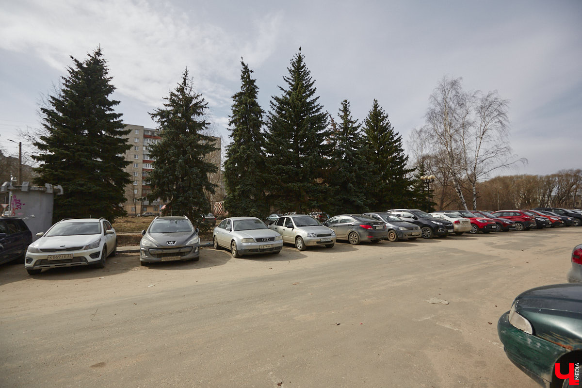 Срубили наши елочки… Нет, это не цитата из известной детской песенки, а слова владимирцев, снова сетующих на вырубку в областном центре здоровых деревьев. На сей раз под колесами экскаваторов канули в небытие три вечнозеленых растения у Art Hall. По словам рабочих, которые трудятся на месте, все ради очередной парковки.