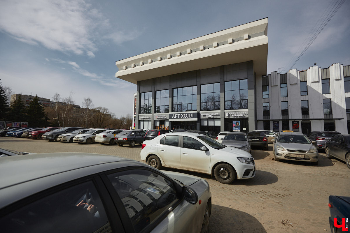 Срубили наши елочки… Нет, это не цитата из известной детской песенки, а слова владимирцев, снова сетующих на вырубку в областном центре здоровых деревьев. На сей раз под колесами экскаваторов канули в небытие три вечнозеленых растения у Art Hall. По словам рабочих, которые трудятся на месте, все ради очередной парковки.