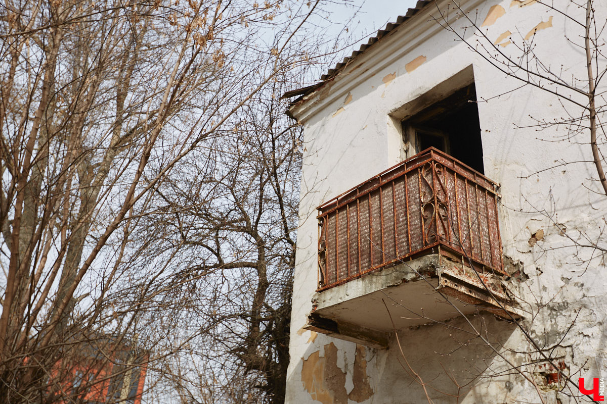 Владимирская недвижимость очень даже движимая. Например, на участке, где стоял дом с более чем 130-летней историей, должен появиться новенький особняк. А вот строение на одной из самых загруженных улиц, наоборот, скоро пропадет. Последние изменения на карте города «Ключ-Медиа» собрал в обзор.