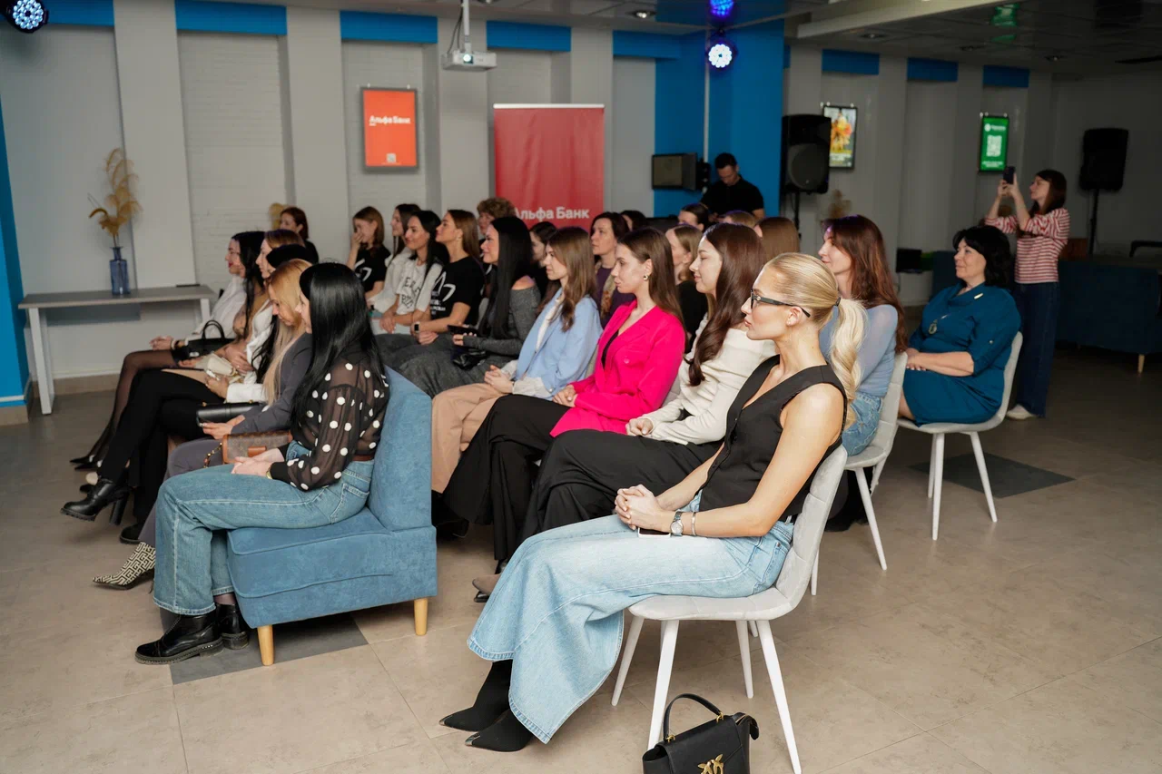 Сначала прошлись по подиуму в Северной столице России, затем отправились прыгать через скакалку и сдавать другие спортивные нормативы во Владимире. К чему так усиленно готовятся красавицы 33-го региона? Ответ очевиден: к финалу областного конкурса «Владимирская земля 2024».