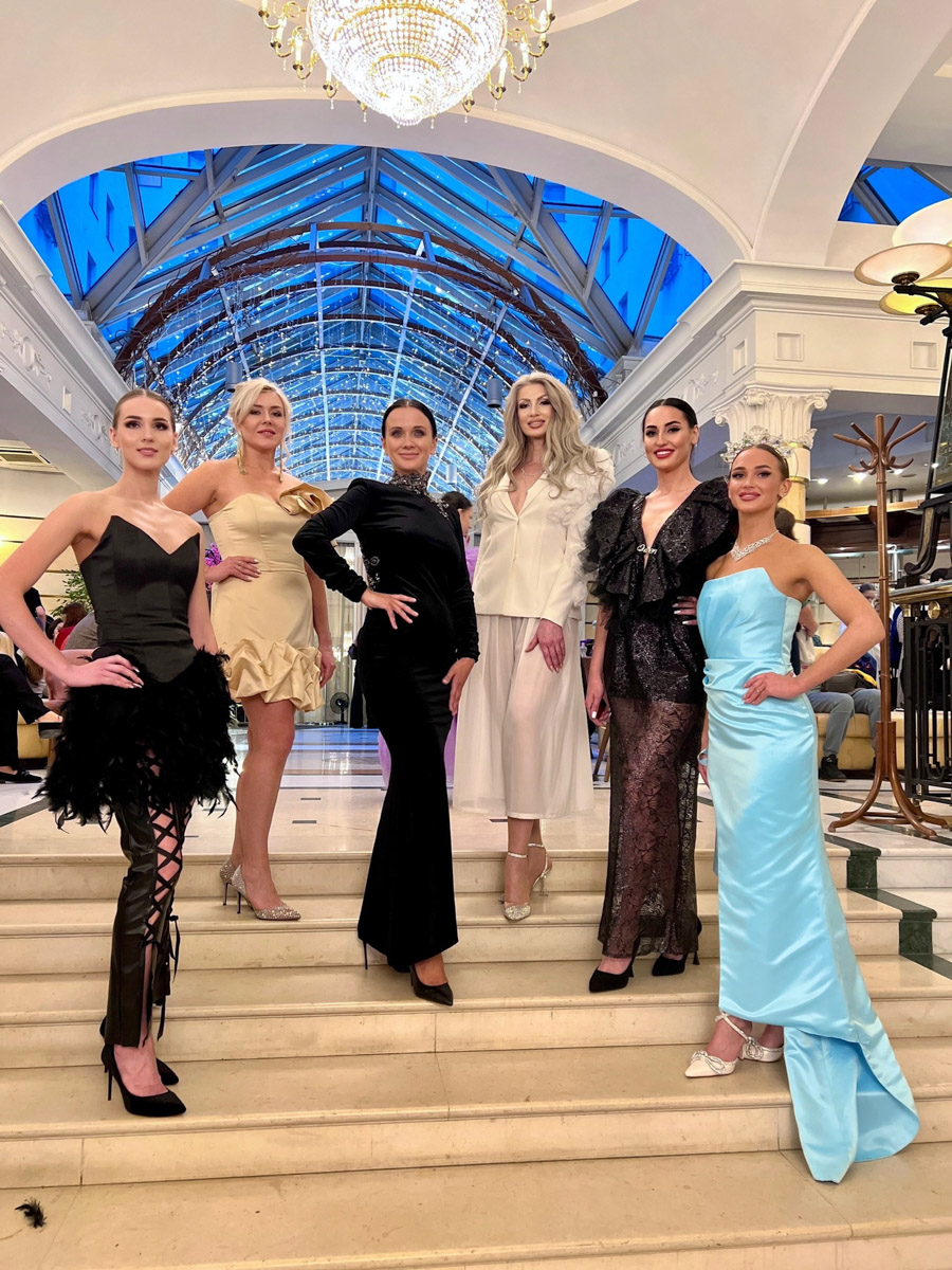 Сначала прошлись по подиуму в Северной столице России, затем отправились прыгать через скакалку и сдавать другие спортивные нормативы во Владимире. К чему так усиленно готовятся красавицы 33-го региона? Ответ очевиден: к финалу областного конкурса «Владимирская земля 2024».