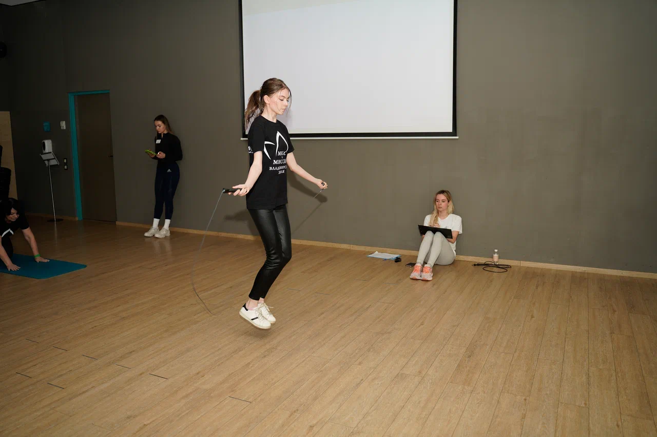 Сначала прошлись по подиуму в Северной столице России, затем отправились прыгать через скакалку и сдавать другие спортивные нормативы во Владимире. К чему так усиленно готовятся красавицы 33-го региона? Ответ очевиден: к финалу областного конкурса «Владимирская земля 2024».