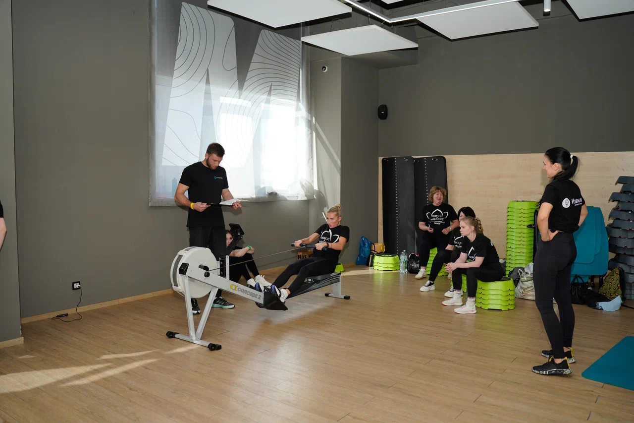 Сначала прошлись по подиуму в Северной столице России, затем отправились прыгать через скакалку и сдавать другие спортивные нормативы во Владимире. К чему так усиленно готовятся красавицы 33-го региона? Ответ очевиден: к финалу областного конкурса «Владимирская земля 2024».