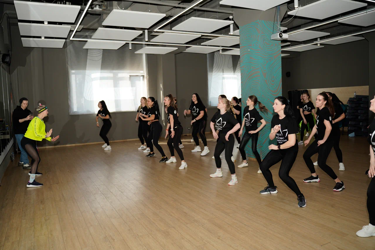 Сначала прошлись по подиуму в Северной столице России, затем отправились прыгать через скакалку и сдавать другие спортивные нормативы во Владимире. К чему так усиленно готовятся красавицы 33-го региона? Ответ очевиден: к финалу областного конкурса «Владимирская земля 2024».