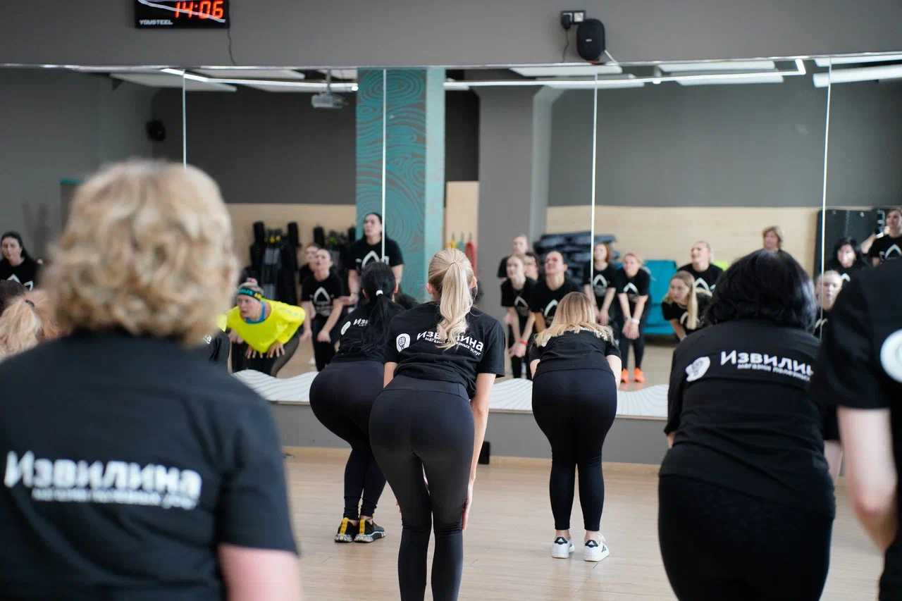 Сначала прошлись по подиуму в Северной столице России, затем отправились прыгать через скакалку и сдавать другие спортивные нормативы во Владимире. К чему так усиленно готовятся красавицы 33-го региона? Ответ очевиден: к финалу областного конкурса «Владимирская земля 2024».