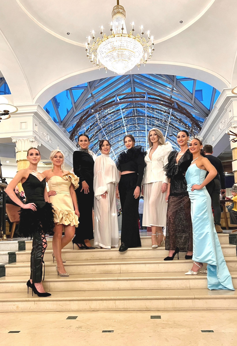 Сначала прошлись по подиуму в Северной столице России, затем отправились прыгать через скакалку и сдавать другие спортивные нормативы во Владимире. К чему так усиленно готовятся красавицы 33-го региона? Ответ очевиден: к финалу областного конкурса «Владимирская земля 2024».