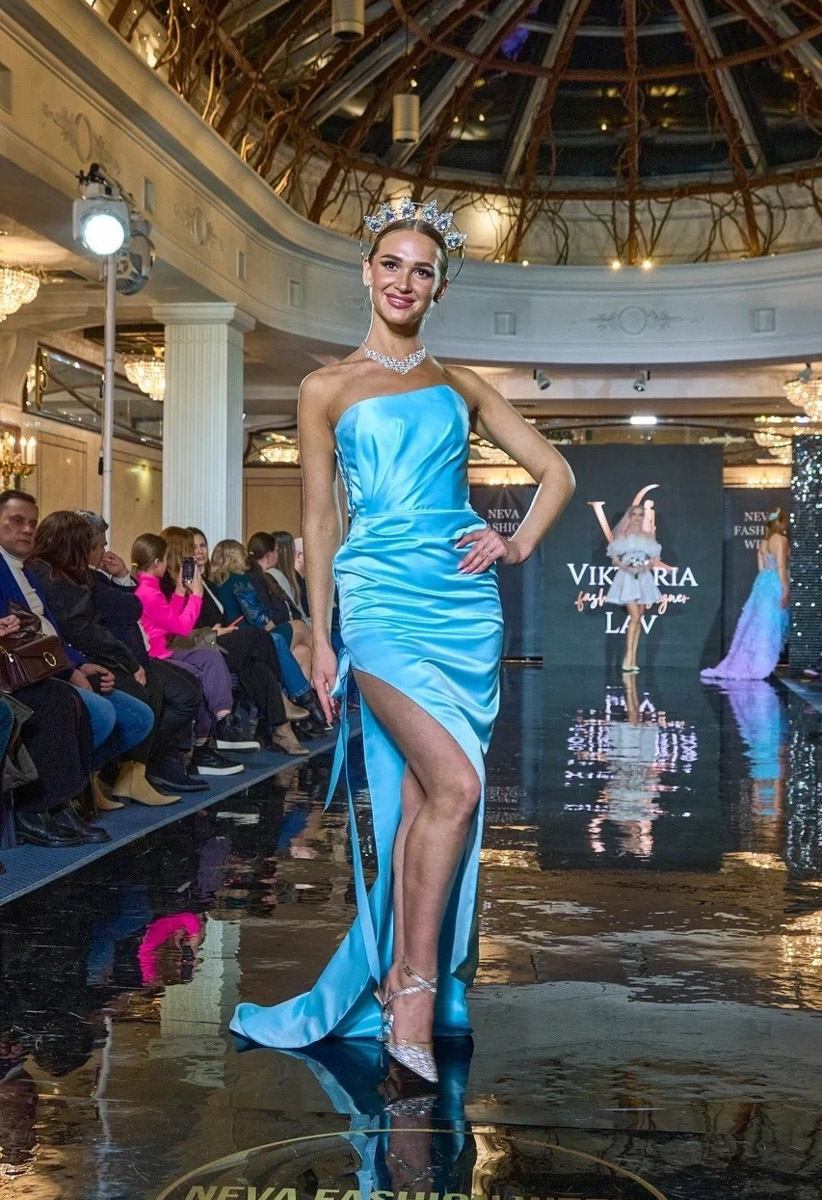 Сначала прошлись по подиуму в Северной столице России, затем отправились прыгать через скакалку и сдавать другие спортивные нормативы во Владимире. К чему так усиленно готовятся красавицы 33-го региона? Ответ очевиден: к финалу областного конкурса «Владимирская земля 2024».