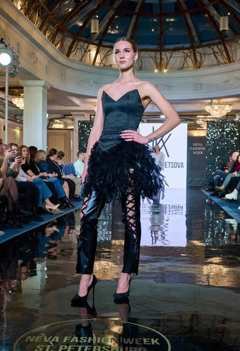 Сначала прошлись по подиуму в Северной столице России, затем отправились прыгать через скакалку и сдавать другие спортивные нормативы во Владимире. К чему так усиленно готовятся красавицы 33-го региона? Ответ очевиден: к финалу областного конкурса «Владимирская земля 2024».