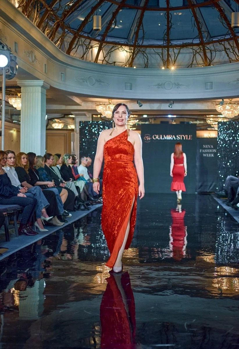 Сначала прошлись по подиуму в Северной столице России, затем отправились прыгать через скакалку и сдавать другие спортивные нормативы во Владимире. К чему так усиленно готовятся красавицы 33-го региона? Ответ очевиден: к финалу областного конкурса «Владимирская земля 2024».