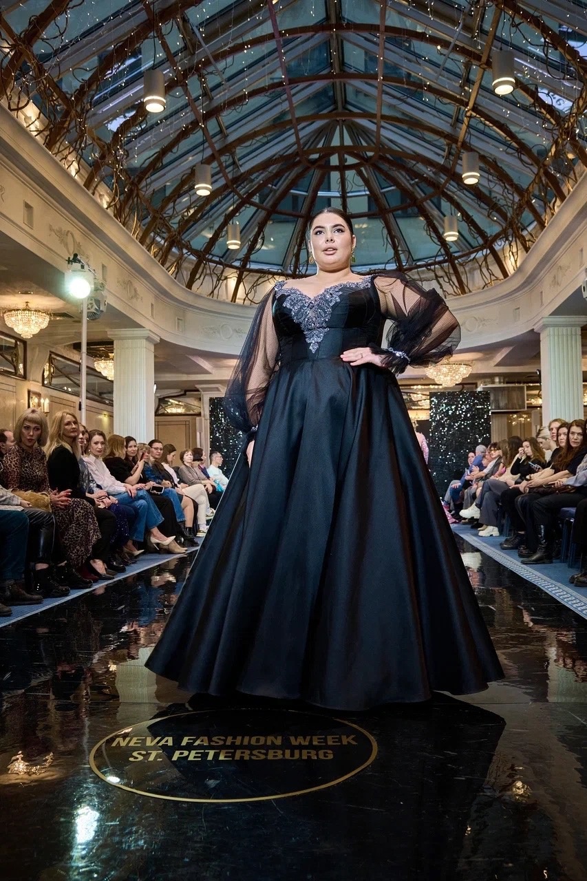 Сначала прошлись по подиуму в Северной столице России, затем отправились прыгать через скакалку и сдавать другие спортивные нормативы во Владимире. К чему так усиленно готовятся красавицы 33-го региона? Ответ очевиден: к финалу областного конкурса «Владимирская земля 2024».