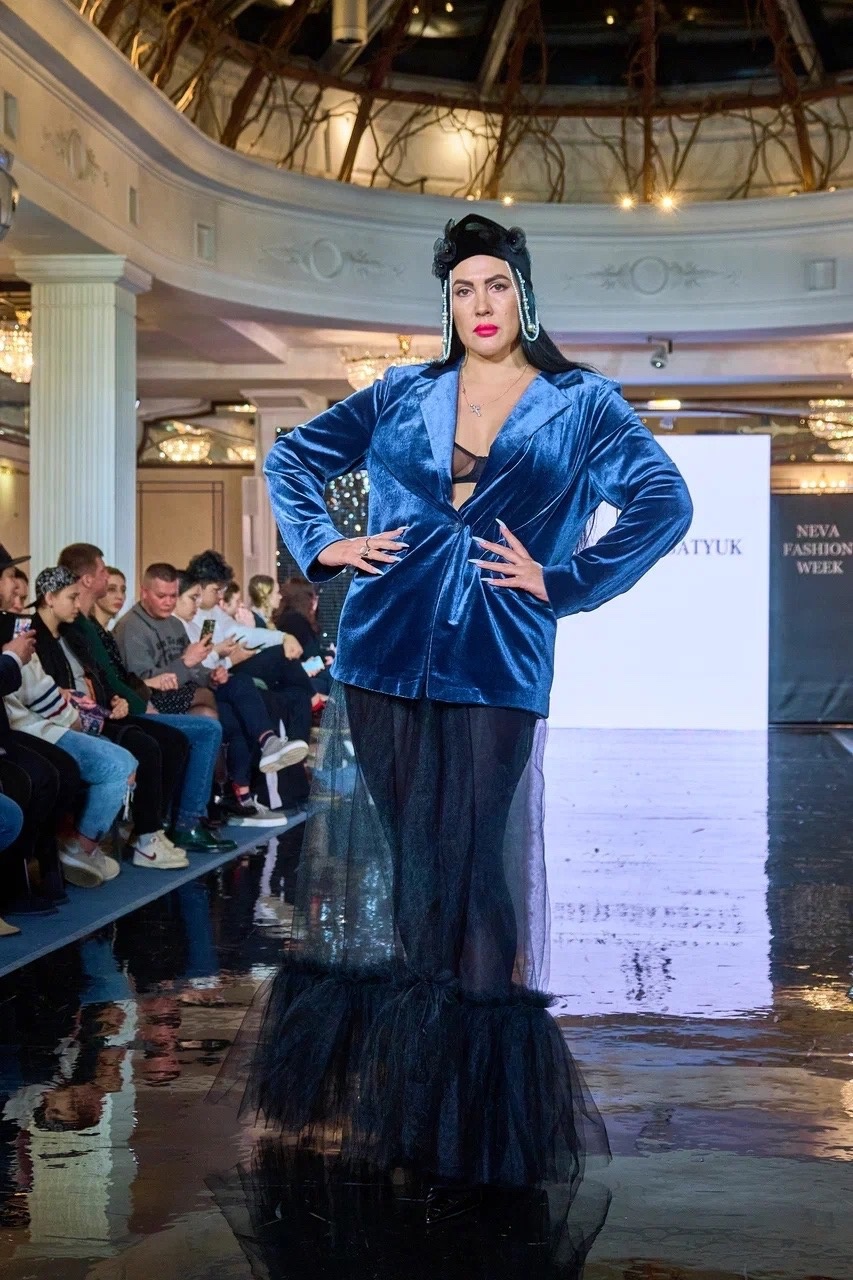 Сначала прошлись по подиуму в Северной столице России, затем отправились прыгать через скакалку и сдавать другие спортивные нормативы во Владимире. К чему так усиленно готовятся красавицы 33-го региона? Ответ очевиден: к финалу областного конкурса «Владимирская земля 2024».