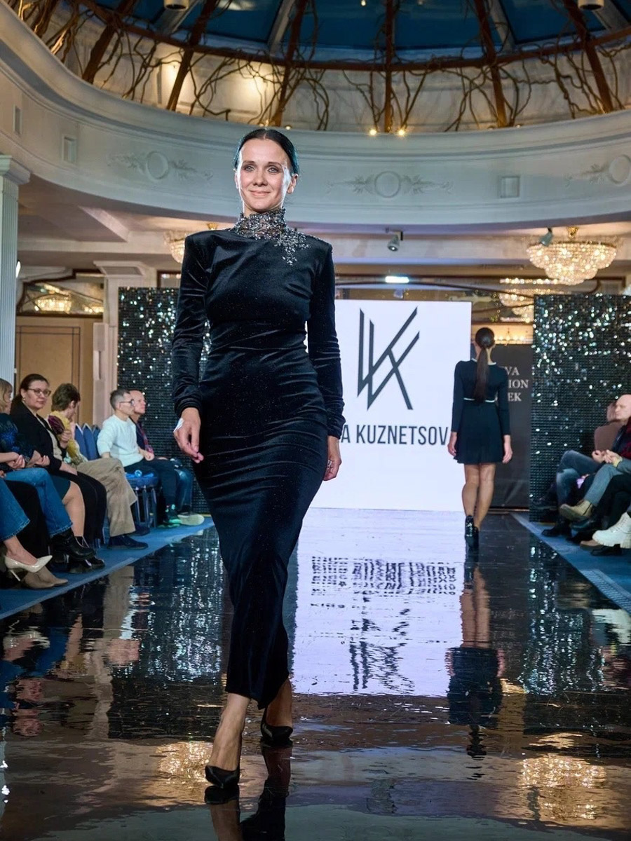 Сначала прошлись по подиуму в Северной столице России, затем отправились прыгать через скакалку и сдавать другие спортивные нормативы во Владимире. К чему так усиленно готовятся красавицы 33-го региона? Ответ очевиден: к финалу областного конкурса «Владимирская земля 2024».