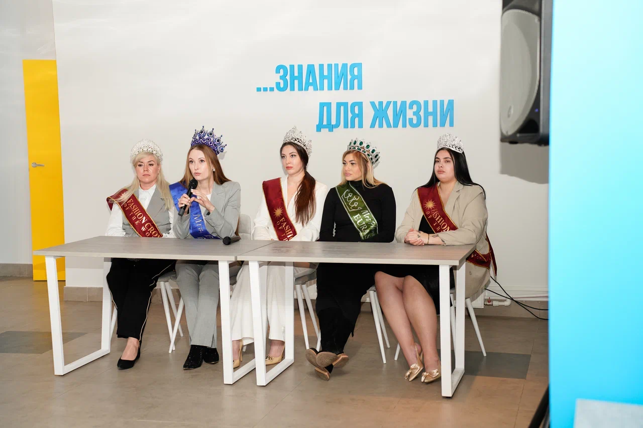 Сначала прошлись по подиуму в Северной столице России, затем отправились прыгать через скакалку и сдавать другие спортивные нормативы во Владимире. К чему так усиленно готовятся красавицы 33-го региона? Ответ очевиден: к финалу областного конкурса «Владимирская земля 2024».