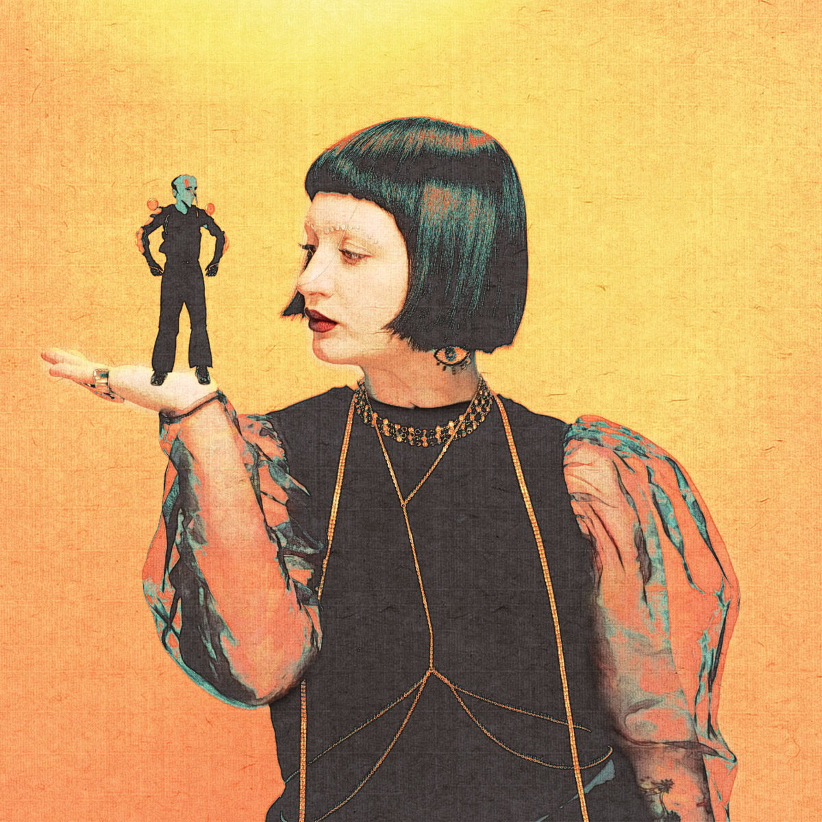 Сначала Кира Гоголадзе из Владимира поразила своим вокалом Басту и всех на «Голос. Дети», а потом запустила музыкальный проект с гротескным партнером по творчеству. Ребята играют грустный электропоп, и их треки можно найти на известных площадках. Подробнее о жизни после шоу певица рассказала нашему изданию.