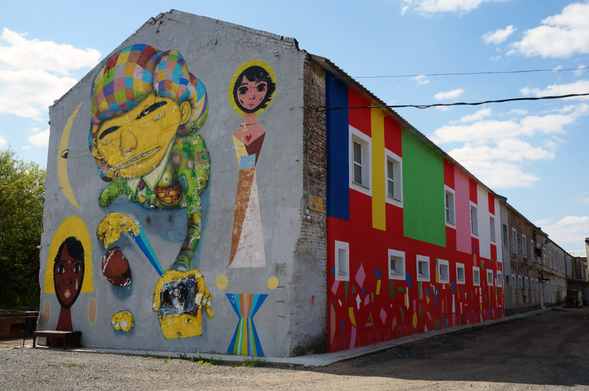 Уличное искусство — лучик света в артхаусе серых панелек. Художники преображают дома и другие объекты, собирая свои произведения в целые творческие районы. Какие граффити-локации есть в России, Беларуси и Грузии, нашему изданию рассказала и показала владимирский архитектор Анастасия Егорова.