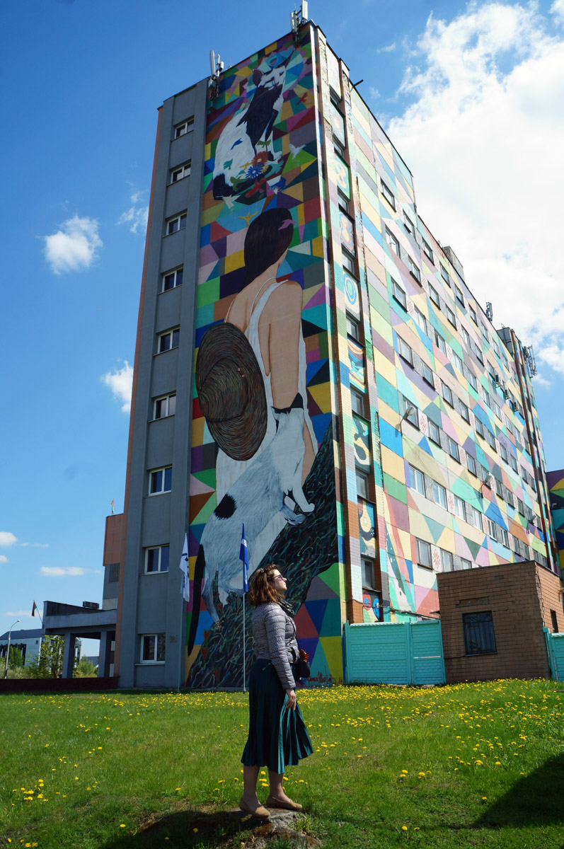 Уличное искусство — лучик света в артхаусе серых панелек. Художники преображают дома и другие объекты, собирая свои произведения в целые творческие районы. Какие граффити-локации есть в России, Беларуси и Грузии, нашему изданию рассказала и показала владимирский архитектор Анастасия Егорова.