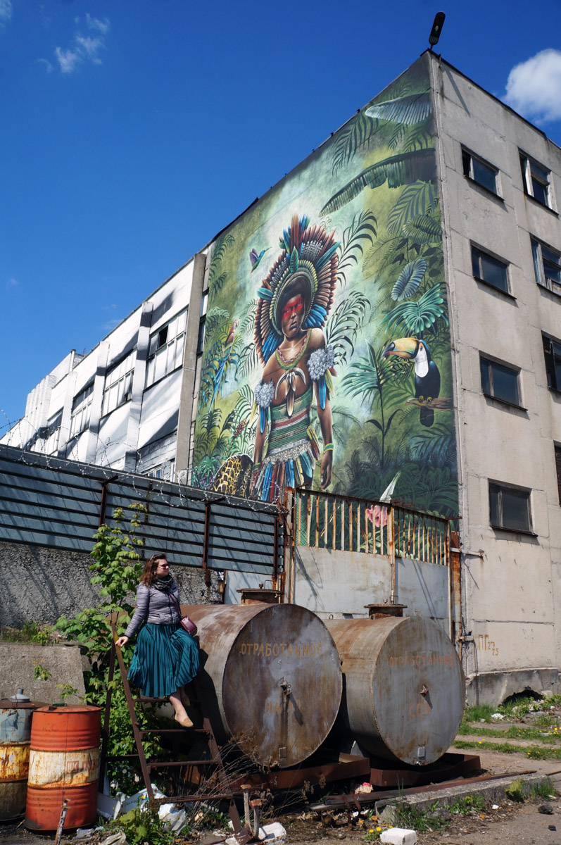 Уличное искусство — лучик света в артхаусе серых панелек. Художники преображают дома и другие объекты, собирая свои произведения в целые творческие районы. Какие граффити-локации есть в России, Беларуси и Грузии, нашему изданию рассказала и показала владимирский архитектор Анастасия Егорова.