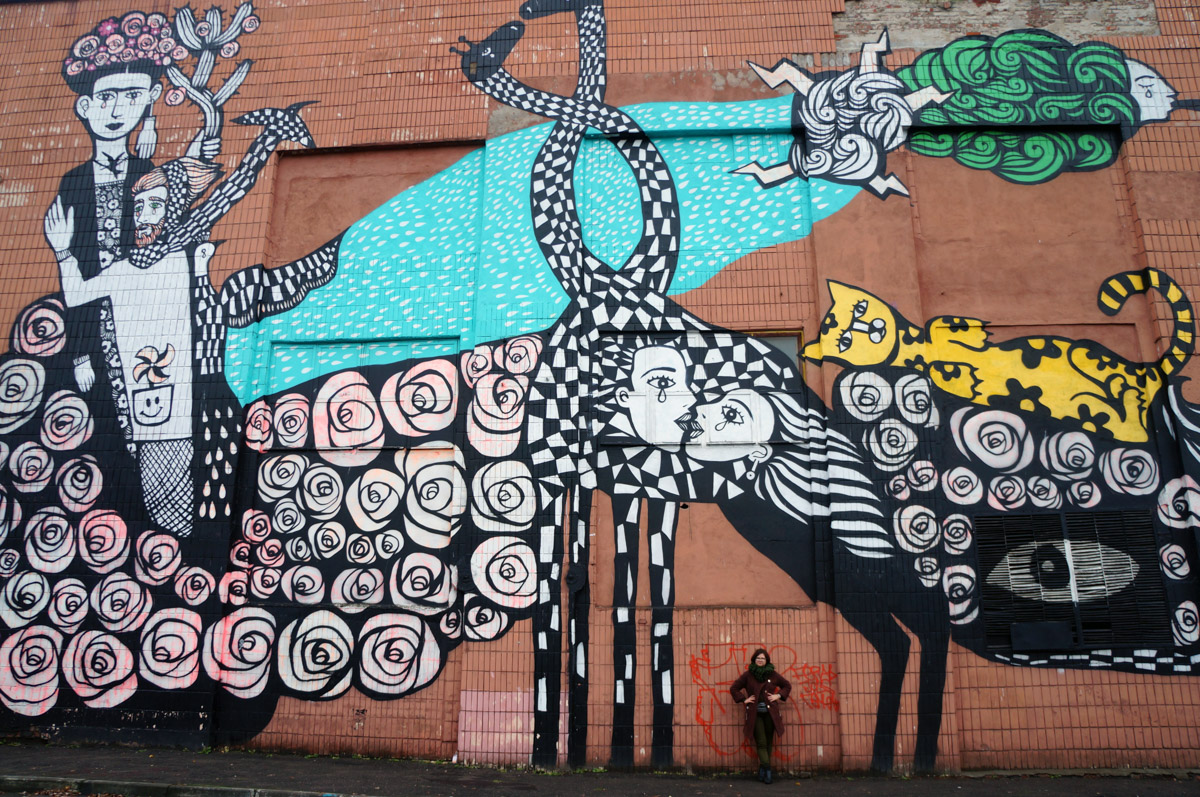 Уличное искусство — лучик света в артхаусе серых панелек. Художники преображают дома и другие объекты, собирая свои произведения в целые творческие районы. Какие граффити-локации есть в России, Беларуси и Грузии, нашему изданию рассказала и показала владимирский архитектор Анастасия Егорова.