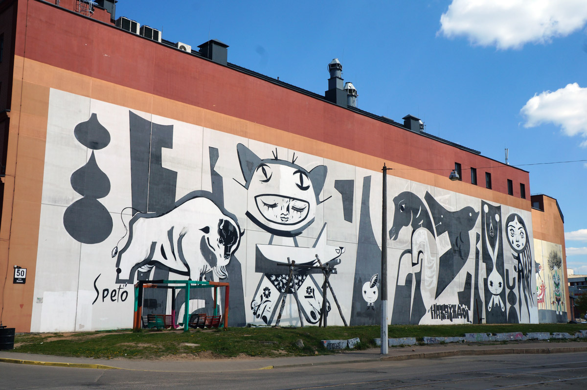 Уличное искусство — лучик света в артхаусе серых панелек. Художники преображают дома и другие объекты, собирая свои произведения в целые творческие районы. Какие граффити-локации есть в России, Беларуси и Грузии, нашему изданию рассказала и показала владимирский архитектор Анастасия Егорова.