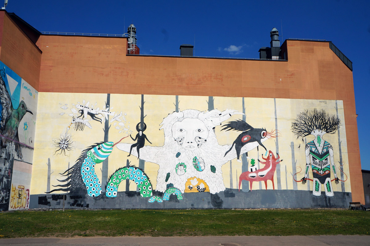 Уличное искусство — лучик света в артхаусе серых панелек. Художники преображают дома и другие объекты, собирая свои произведения в целые творческие районы. Какие граффити-локации есть в России, Беларуси и Грузии, нашему изданию рассказала и показала владимирский архитектор Анастасия Егорова.