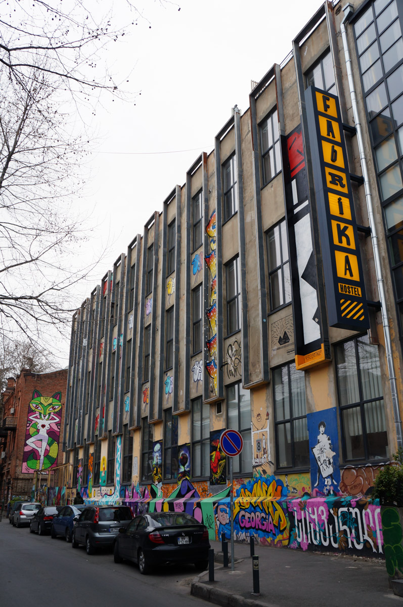 Уличное искусство — лучик света в артхаусе серых панелек. Художники преображают дома и другие объекты, собирая свои произведения в целые творческие районы. Какие граффити-локации есть в России, Беларуси и Грузии, нашему изданию рассказала и показала владимирский архитектор Анастасия Егорова.