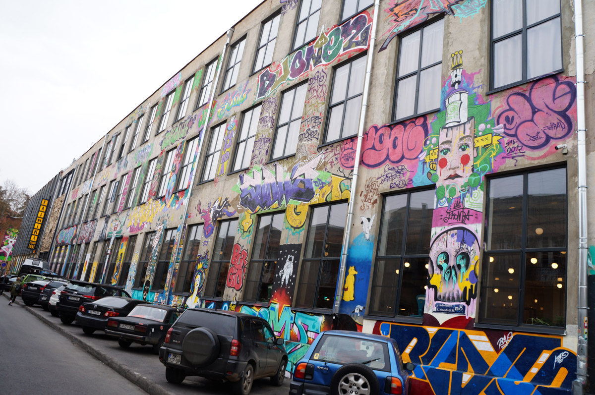 Уличное искусство — лучик света в артхаусе серых панелек. Художники преображают дома и другие объекты, собирая свои произведения в целые творческие районы. Какие граффити-локации есть в России, Беларуси и Грузии, нашему изданию рассказала и показала владимирский архитектор Анастасия Егорова.