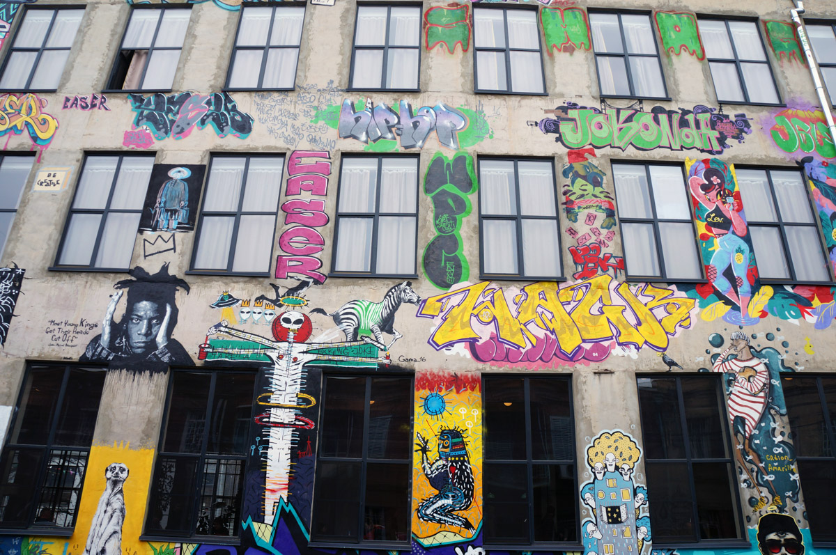 Уличное искусство — лучик света в артхаусе серых панелек. Художники преображают дома и другие объекты, собирая свои произведения в целые творческие районы. Какие граффити-локации есть в России, Беларуси и Грузии, нашему изданию рассказала и показала владимирский архитектор Анастасия Егорова.