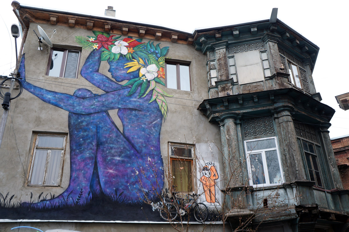 Уличное искусство — лучик света в артхаусе серых панелек. Художники преображают дома и другие объекты, собирая свои произведения в целые творческие районы. Какие граффити-локации есть в России, Беларуси и Грузии, нашему изданию рассказала и показала владимирский архитектор Анастасия Егорова.