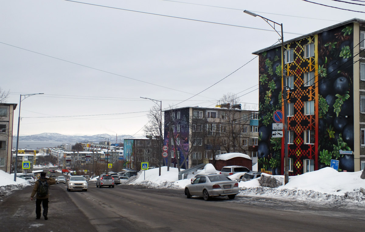 Уличное искусство — лучик света в артхаусе серых панелек. Художники преображают дома и другие объекты, собирая свои произведения в целые творческие районы. Какие граффити-локации есть в России, Беларуси и Грузии, нашему изданию рассказала и показала владимирский архитектор Анастасия Егорова.