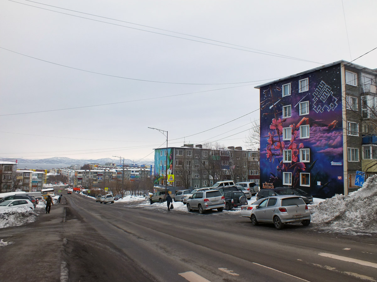 Уличное искусство — лучик света в артхаусе серых панелек. Художники преображают дома и другие объекты, собирая свои произведения в целые творческие районы. Какие граффити-локации есть в России, Беларуси и Грузии, нашему изданию рассказала и показала владимирский архитектор Анастасия Егорова.