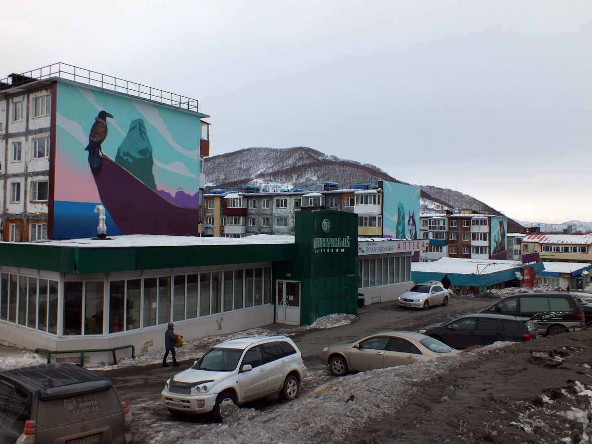 Уличное искусство — лучик света в артхаусе серых панелек. Художники преображают дома и другие объекты, собирая свои произведения в целые творческие районы. Какие граффити-локации есть в России, Беларуси и Грузии, нашему изданию рассказала и показала владимирский архитектор Анастасия Егорова.