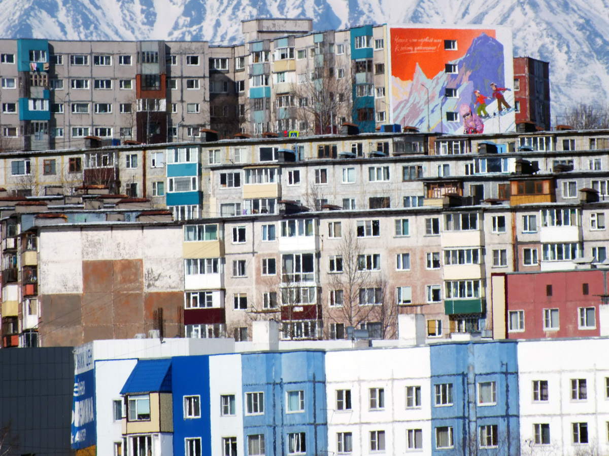 Уличное искусство — лучик света в артхаусе серых панелек. Художники преображают дома и другие объекты, собирая свои произведения в целые творческие районы. Какие граффити-локации есть в России, Беларуси и Грузии, нашему изданию рассказала и показала владимирский архитектор Анастасия Егорова.