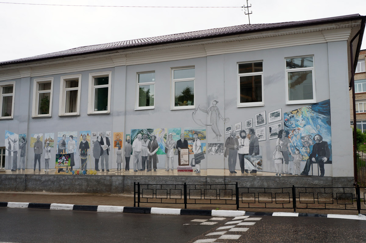 Уличное искусство — лучик света в артхаусе серых панелек. Художники преображают дома и другие объекты, собирая свои произведения в целые творческие районы. Какие граффити-локации есть в России, Беларуси и Грузии, нашему изданию рассказала и показала владимирский архитектор Анастасия Егорова.