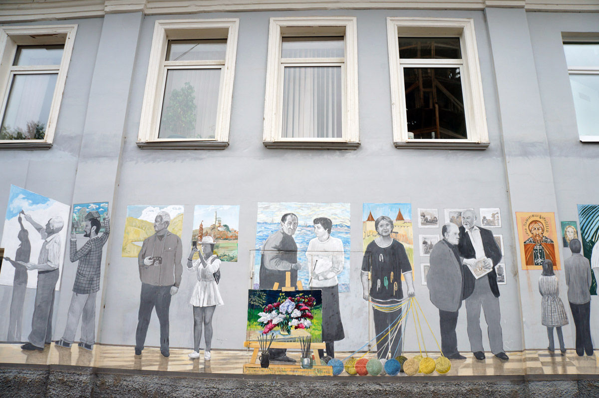 Уличное искусство — лучик света в артхаусе серых панелек. Художники преображают дома и другие объекты, собирая свои произведения в целые творческие районы. Какие граффити-локации есть в России, Беларуси и Грузии, нашему изданию рассказала и показала владимирский архитектор Анастасия Егорова.