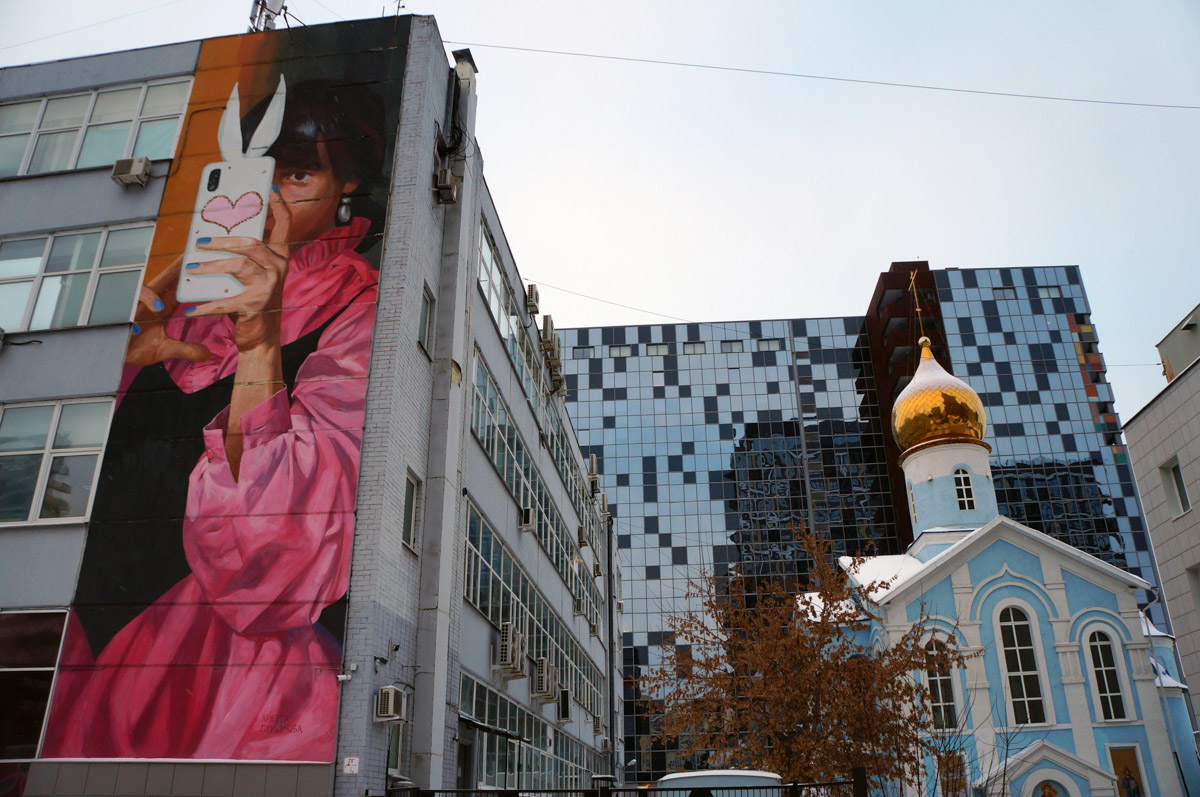 Уличное искусство — лучик света в артхаусе серых панелек. Художники преображают дома и другие объекты, собирая свои произведения в целые творческие районы. Какие граффити-локации есть в России, Беларуси и Грузии, нашему изданию рассказала и показала владимирский архитектор Анастасия Егорова.