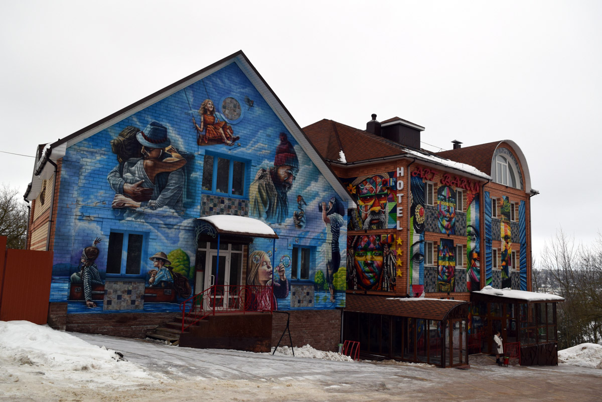 Уличное искусство — лучик света в артхаусе серых панелек. Художники преображают дома и другие объекты, собирая свои произведения в целые творческие районы. Какие граффити-локации есть в России, Беларуси и Грузии, нашему изданию рассказала и показала владимирский архитектор Анастасия Егорова.