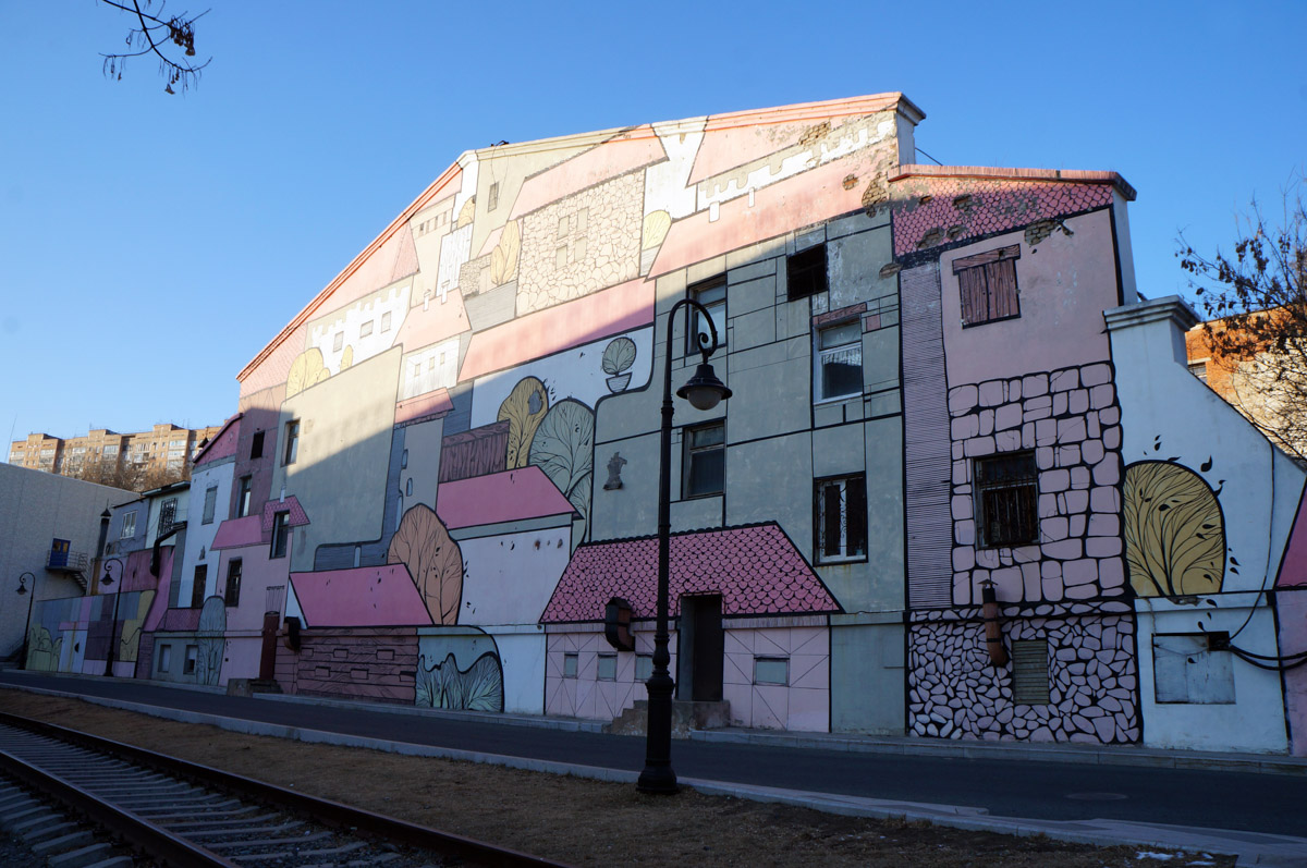 Уличное искусство — лучик света в артхаусе серых панелек. Художники преображают дома и другие объекты, собирая свои произведения в целые творческие районы. Какие граффити-локации есть в России, Беларуси и Грузии, нашему изданию рассказала и показала владимирский архитектор Анастасия Егорова.