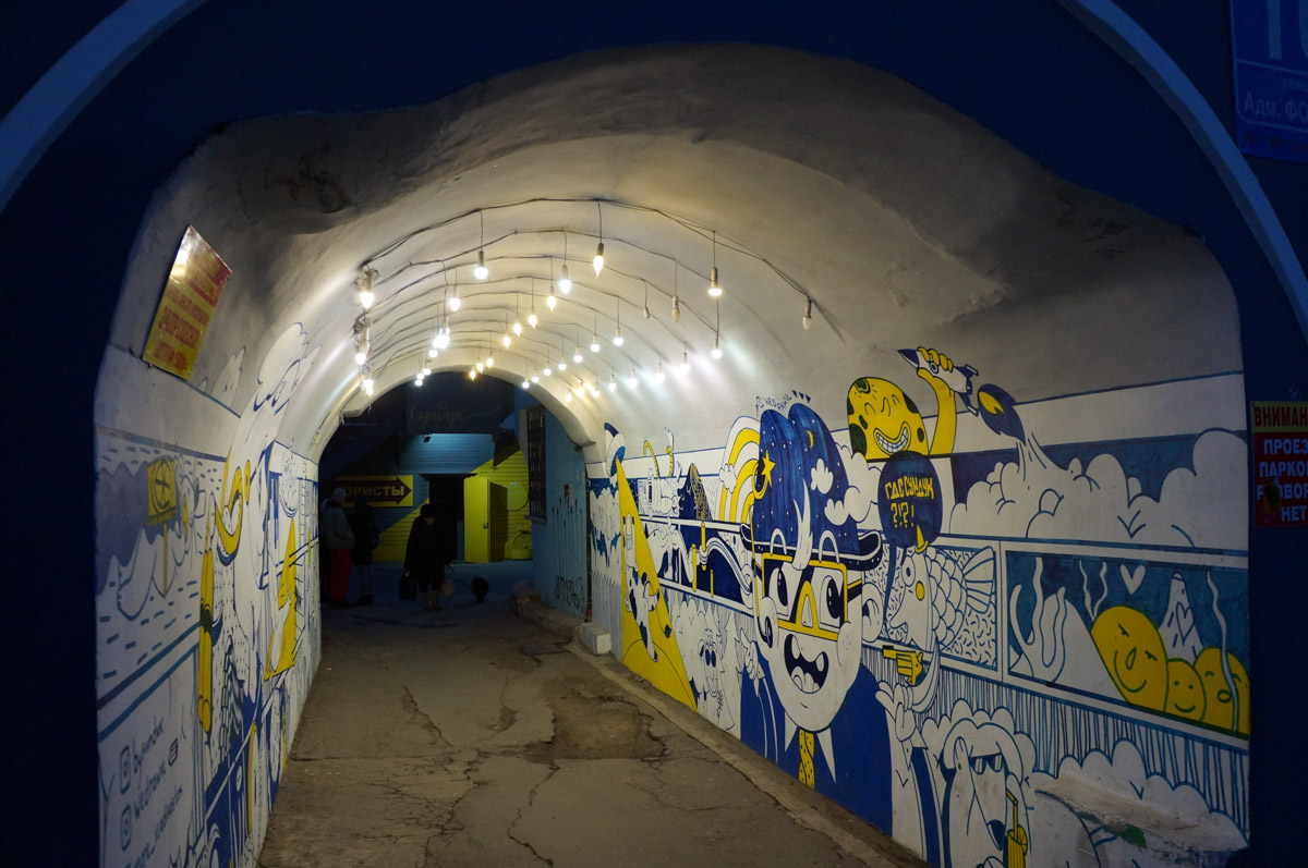 Уличное искусство — лучик света в артхаусе серых панелек. Художники преображают дома и другие объекты, собирая свои произведения в целые творческие районы. Какие граффити-локации есть в России, Беларуси и Грузии, нашему изданию рассказала и показала владимирский архитектор Анастасия Егорова.