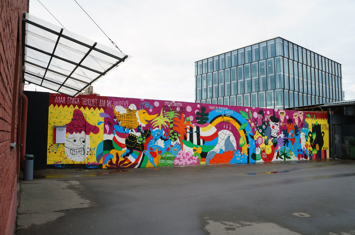 Уличное искусство — лучик света в артхаусе серых панелек. Художники преображают дома и другие объекты, собирая свои произведения в целые творческие районы. Какие граффити-локации есть в России, Беларуси и Грузии, нашему изданию рассказала и показала владимирский архитектор Анастасия Егорова.
