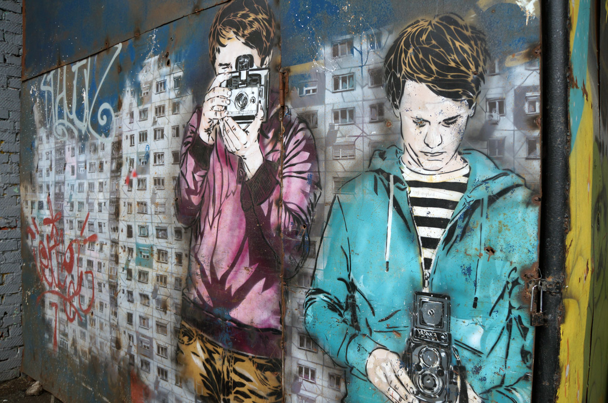 Уличное искусство — лучик света в артхаусе серых панелек. Художники преображают дома и другие объекты, собирая свои произведения в целые творческие районы. Какие граффити-локации есть в России, Беларуси и Грузии, нашему изданию рассказала и показала владимирский архитектор Анастасия Егорова.