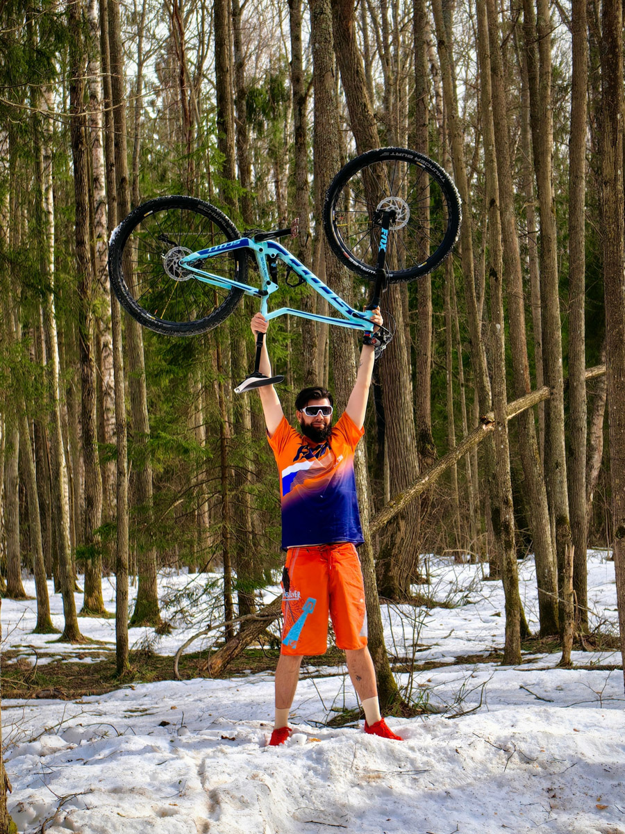 Члены популярного в городе спорт-комьюнити «Владимир» устроили в живописном месте небольшую, но весьма креативную фотосессию. Ребят запечатлели в образе летящего супергероя рядом с их главными напарниками — велосипедами. И снимки получились очень даже правдоподобными.