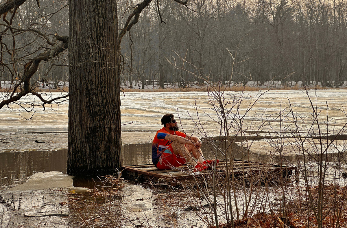 Члены популярного в городе спорт-комьюнити «Владимир» устроили в живописном месте небольшую, но весьма креативную фотосессию. Ребят запечатлели в образе летящего супергероя рядом с их главными напарниками — велосипедами. И снимки получились очень даже правдоподобными.